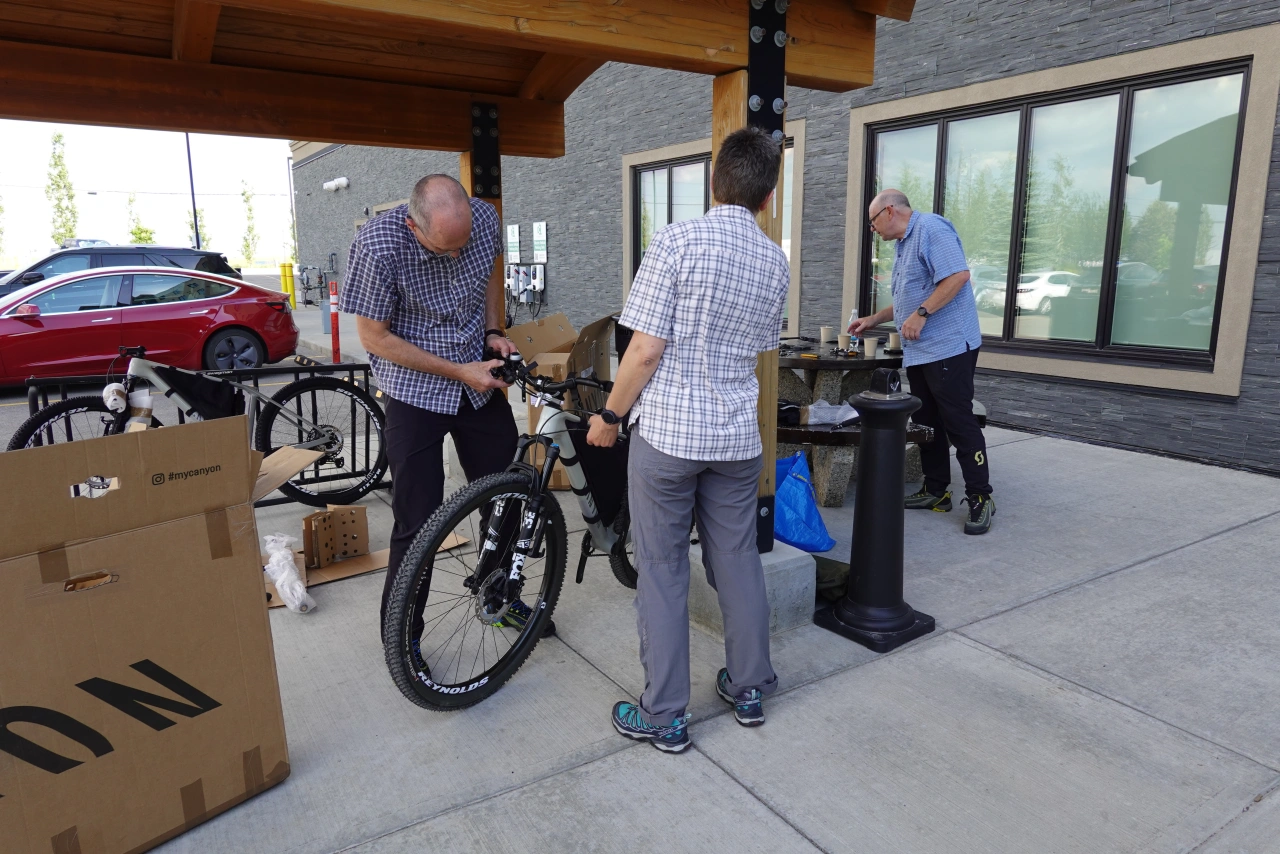 Montage des vélos, on cherche les pièces