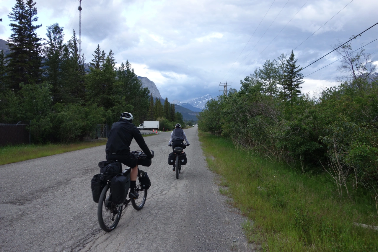 Zu den dunklen Wolken fahren wir